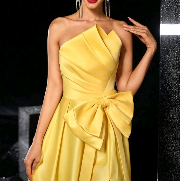 Spring And Summer Elegant And Romantic Yellow Satin Irregular Pleated Tube Top - Picture 4 of 4